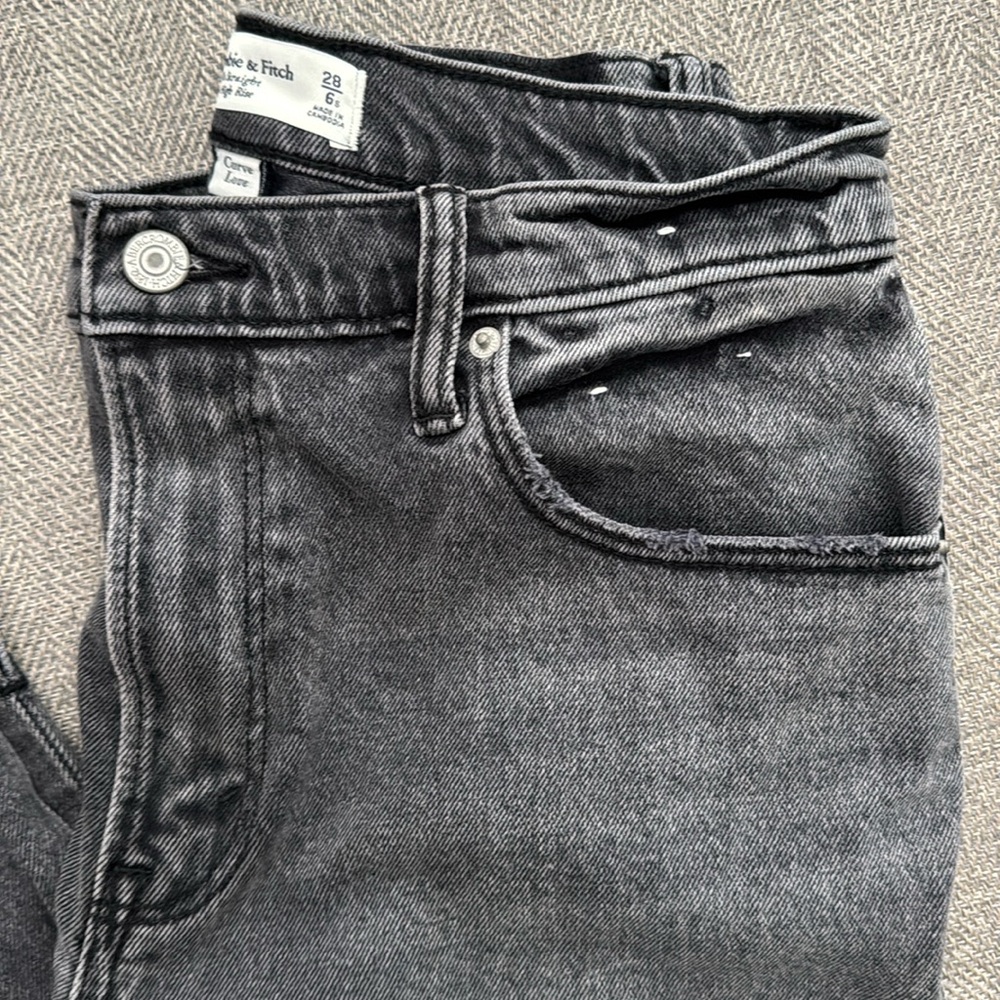 A&F - The 90’s Straight Ultra High Rise Curve Love Jeans - Picture 6 of 16